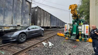 Otomatik Sürüşteki Tesla Tren Yoluna Girdi, Çarpışma Kaçınılmaz Oldu