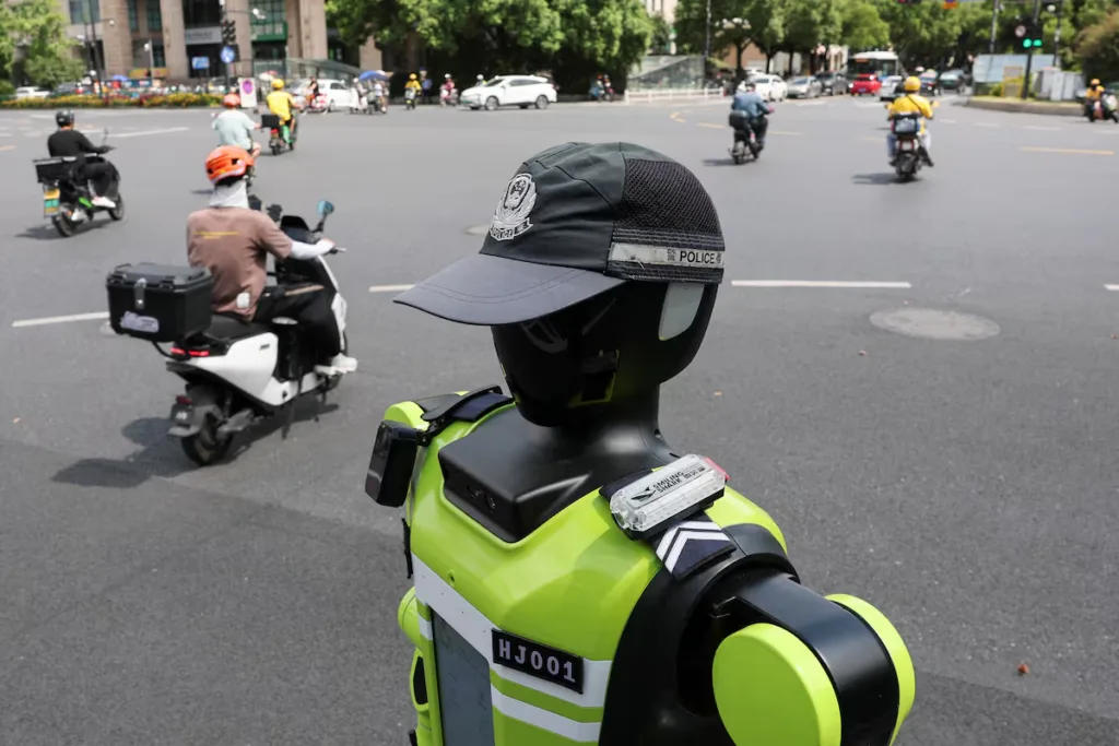 Çin, Trafik Kontrolünde Robot Polisleri Göreve Çıkardı