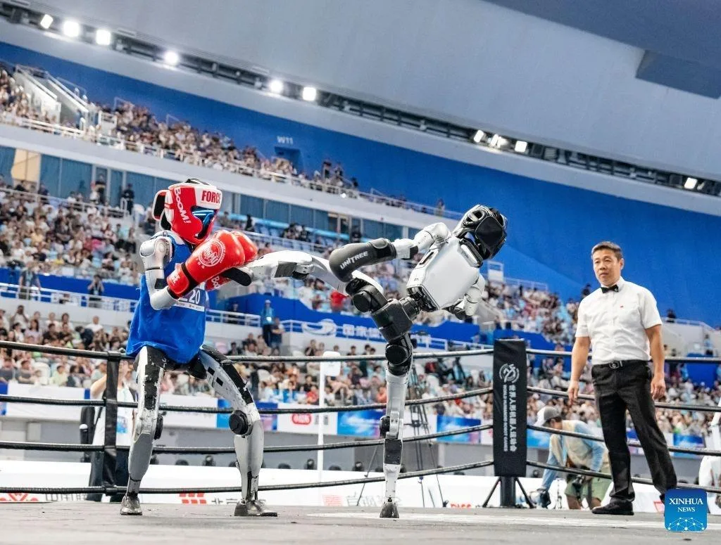 Dünya İnsansı Robot Oyunları’nda Rekorlar ile Kazalar Aynı Sahneye Çıktı