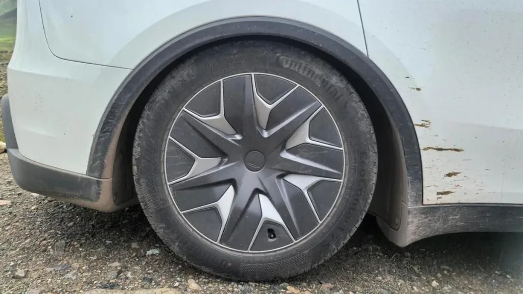 Tesla Model Y L’de Arka Süspansiyon Şikayetleri Büyüyor: Sürücüler Kalıcı Çözüm İstiyor